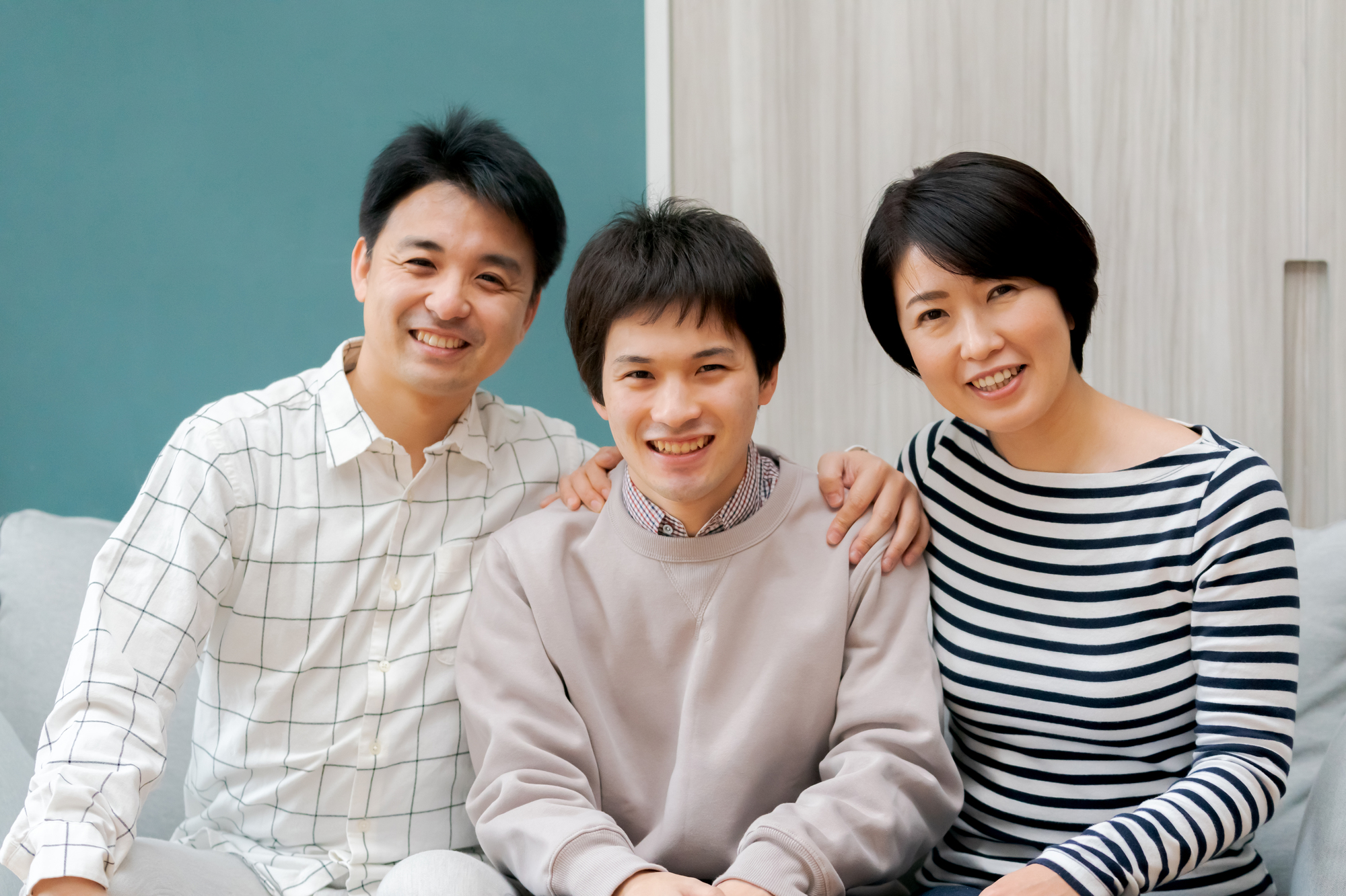 明るい教室で机に向かう中学生の手元